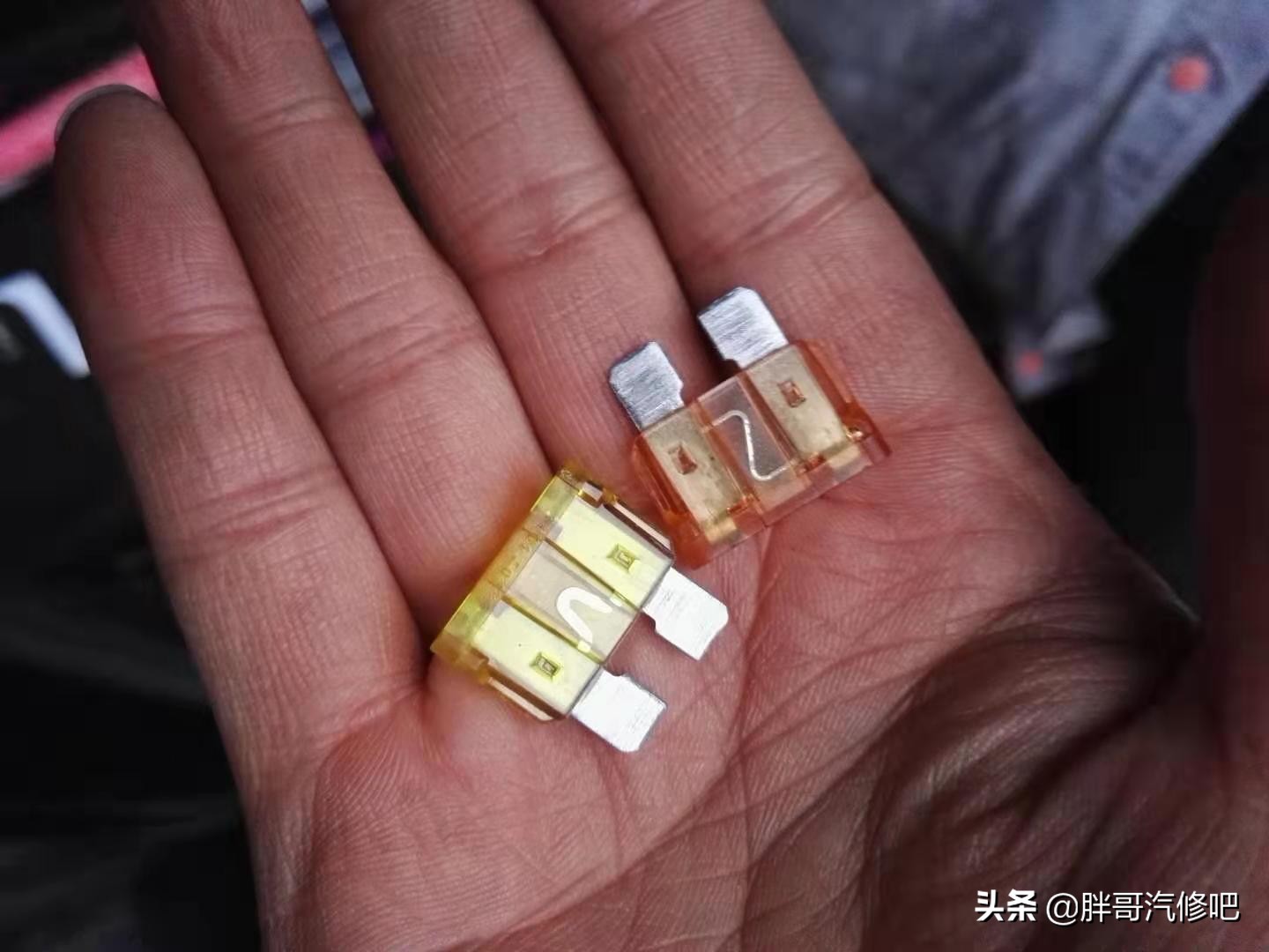 胖哥牵线卖奥迪A8L，车主上门找维修，仪表无显示故障码闪烁