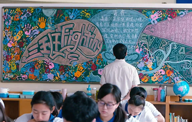 高中生“黑板报”走红，班主任看后舍不得擦，校长也跑过来欣赏