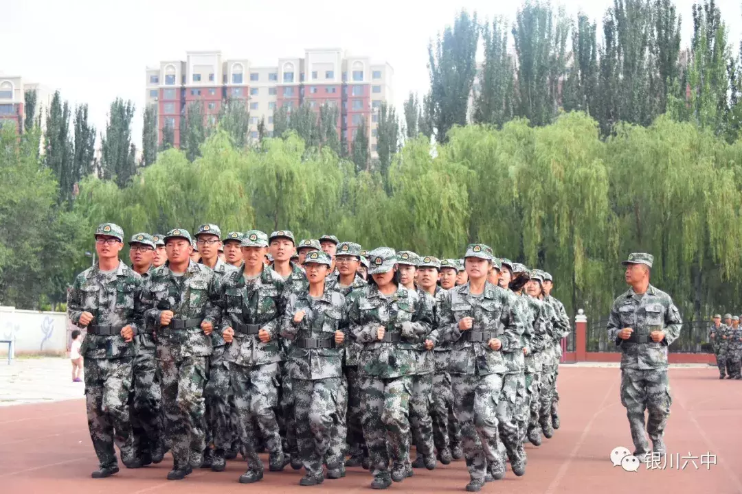 银川六中举行2019级高一新生军训汇报表演暨总结表彰大会