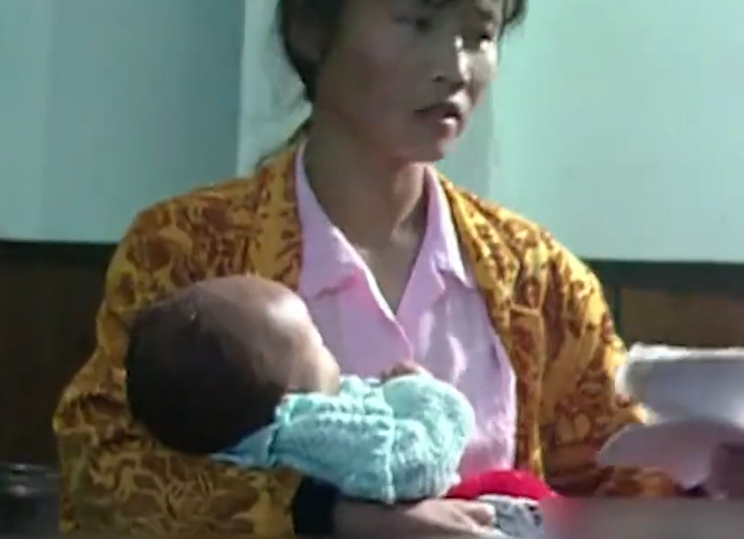湖南妹子意外怀孕产子，残疾爸爸每月60元都不给，感人的纪录片