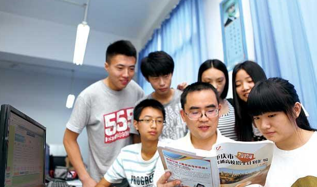 “三大顶流”师范大学，上海这所稳居第二，本科毕业就能落户上海