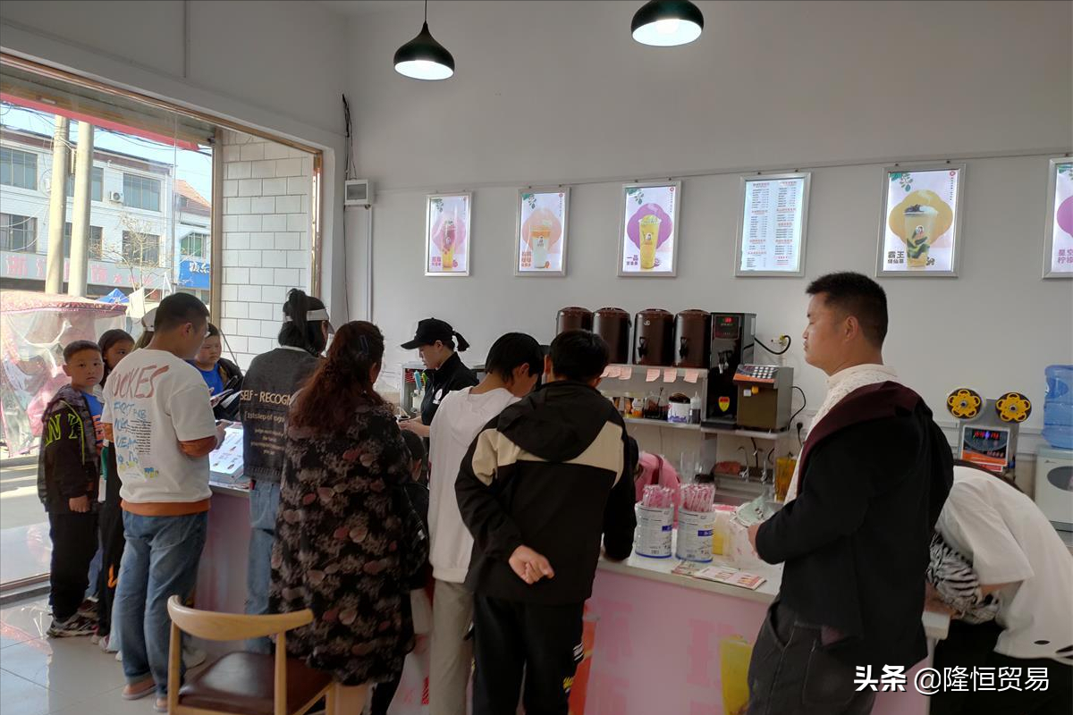 蜜雪冰城：一杯冷饮，四季暖心。焦糖爱情故事：每一口都是甜蜜的开始。