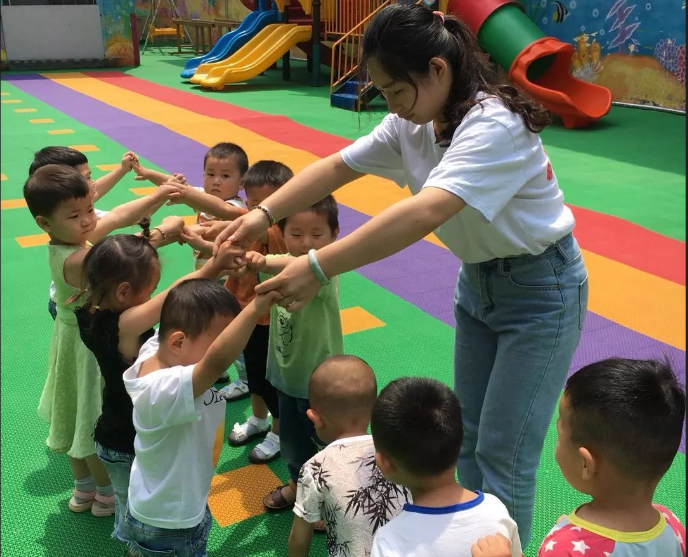幼兒園老師曬“天價”工資單，年薪高達30萬，誰再說幼教窮？