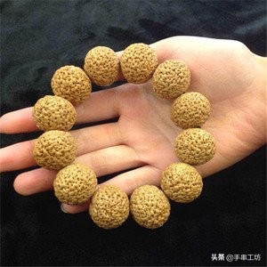 曾经1000块钱买不到，现在100块钱没人要，那些被炒作起来的手串