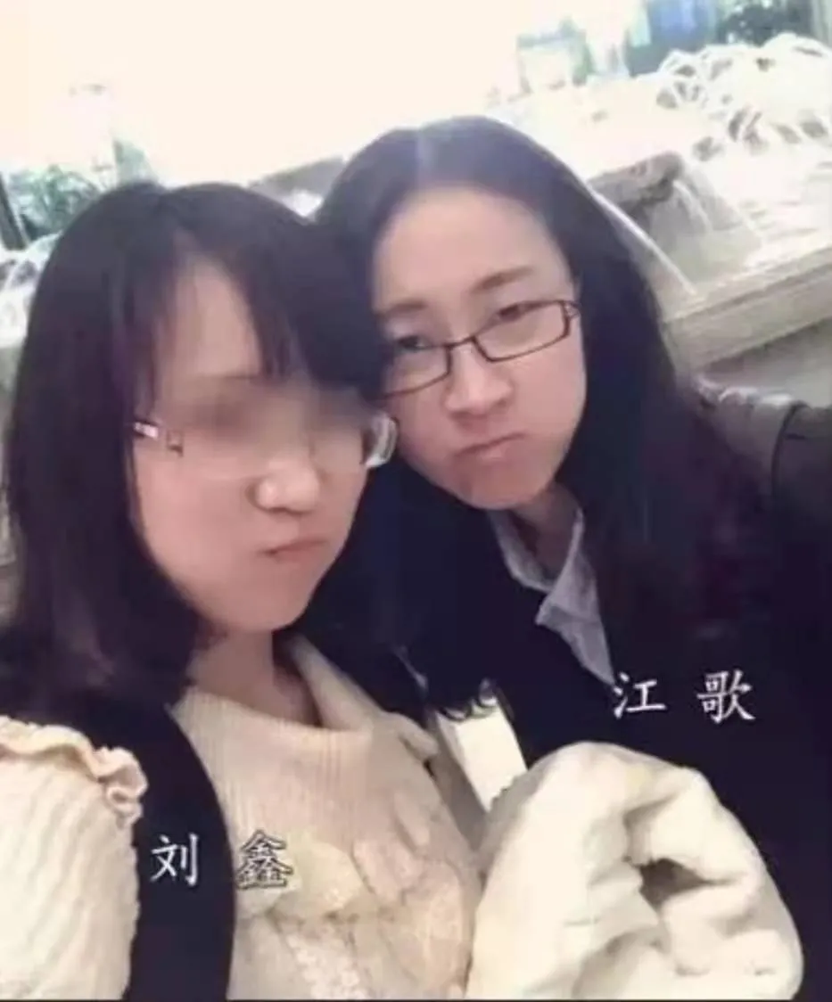 2016年,江歌被刘鑫前男友杀害,躲在门后活下来的刘鑫,如今怎样