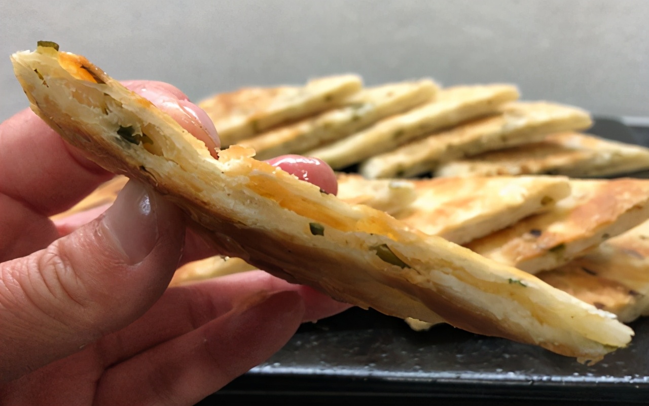 葱油饼最简单的懒人做法，葱香味浓郁，面饼酥香柔软，早餐吃真香