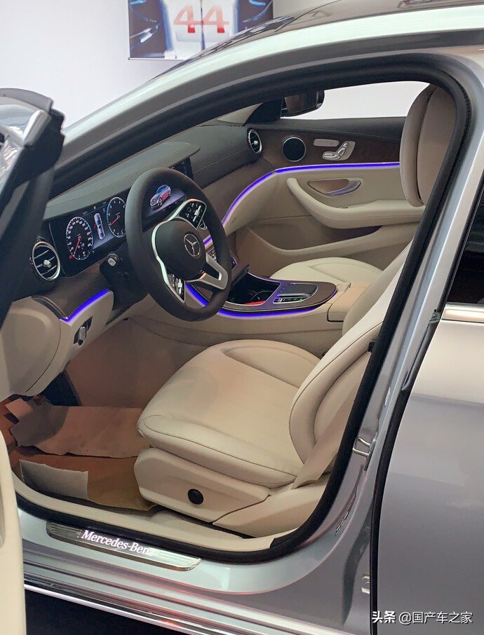 罕见银色立标奔驰e300l,配浅内饰,网友:这才是奔驰该有的气质