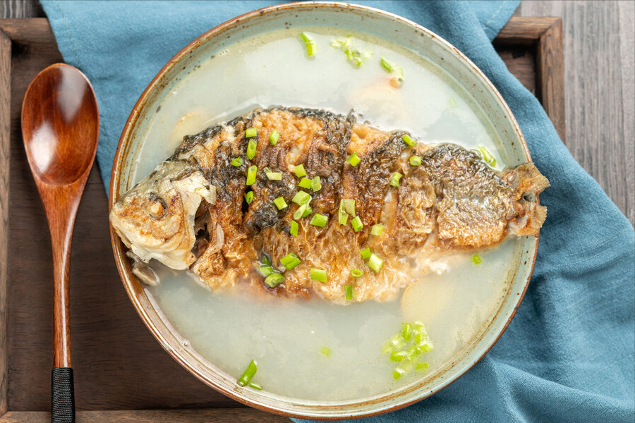 饭店的鱼汤那么好喝，原来是有2个诀窍的，香浓奶白一点也不腥