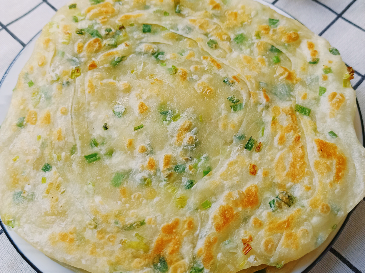 凉了也不硬的葱花饼做法，酥脆可口，葱香味浓郁，大人孩子都爱吃