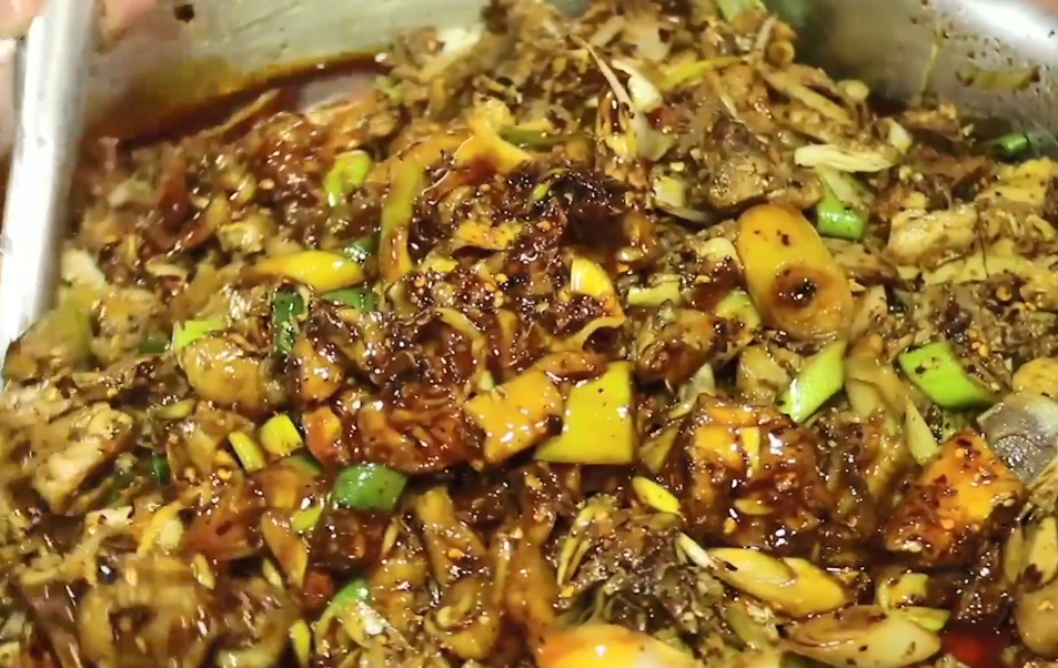 成都厕所旁的小破店，只有三道菜火了30年，米饭1元一份随便吃