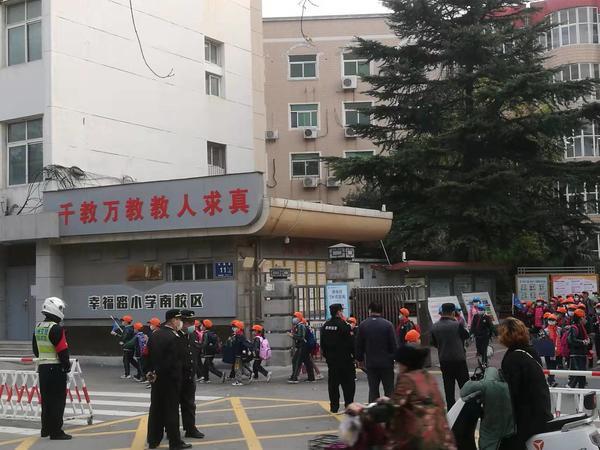 郑州小学生起诉教育局案开庭审理，“就近入学”是否等同于“最近入学”？
