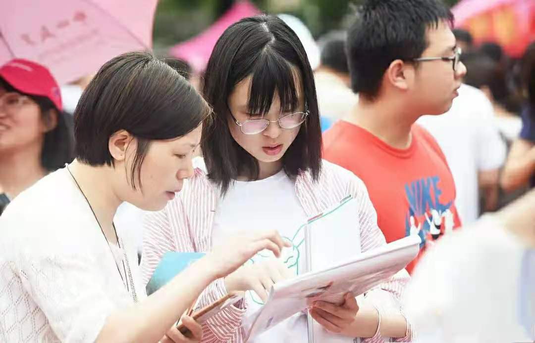 高考成绩663分，数学获得满分，英语只有78分，网友：复读