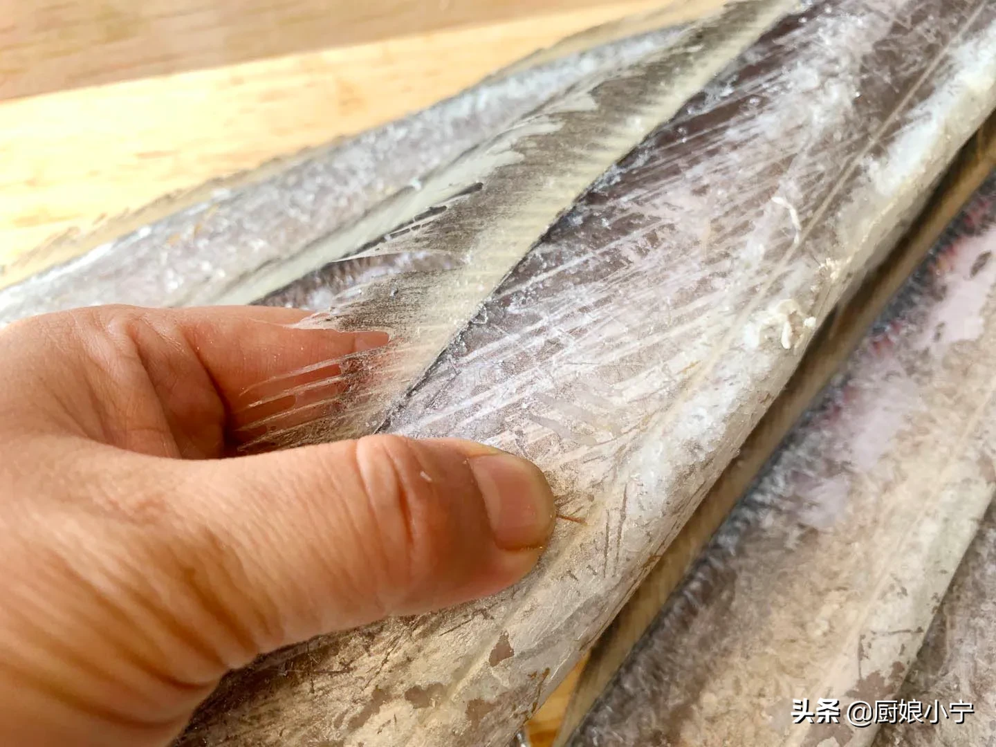 做带鱼时,到底要不要去掉鱼鳞?鱼贩子:这样的情况就要去掉
