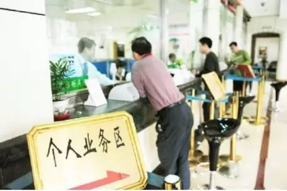 银行卡丢失后补办，为啥工作人员总是办新卡？原卡号办不到吗？