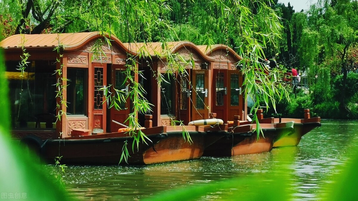 孟浩然携友登高望远，山色如画，心随景动
