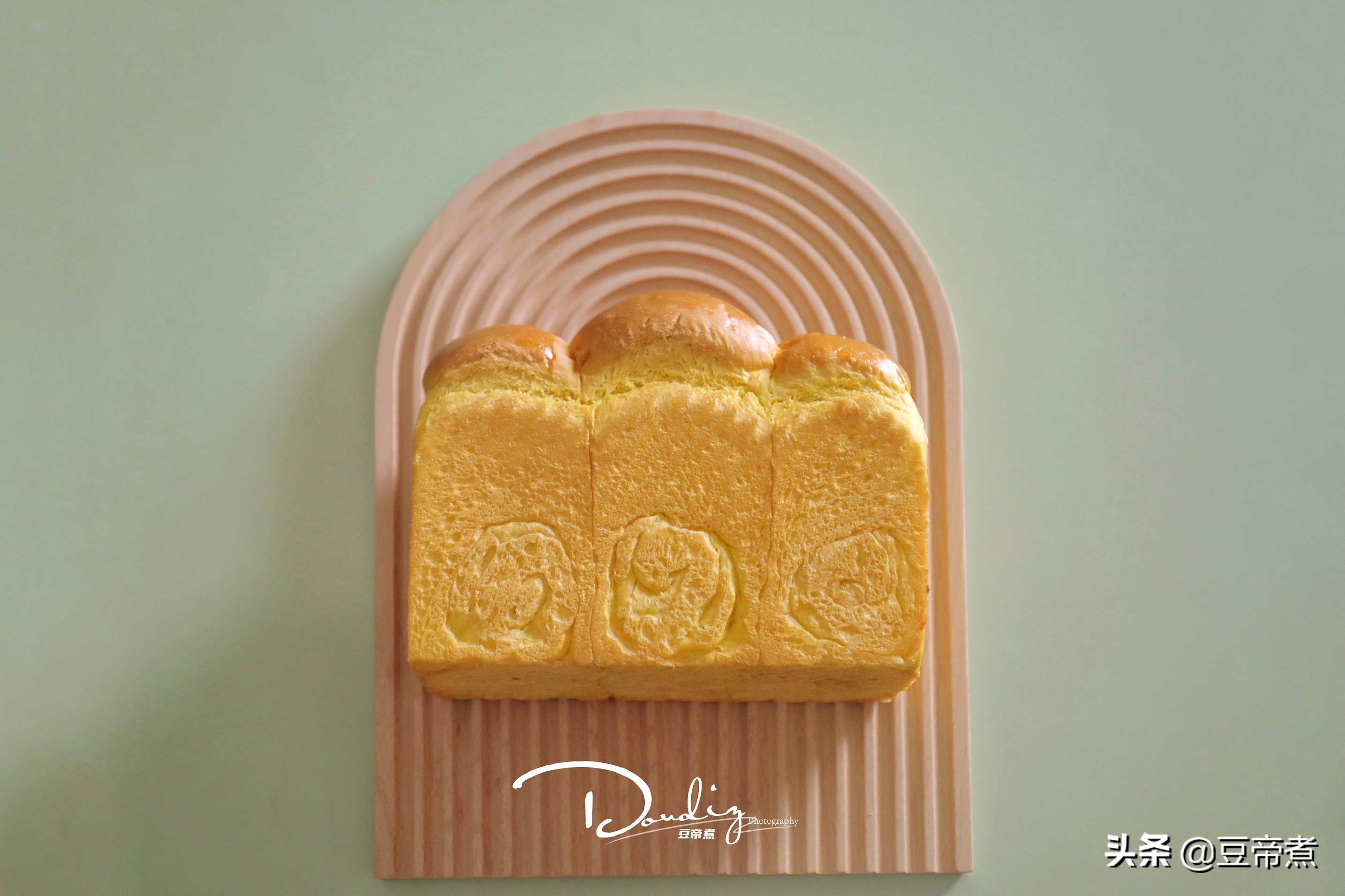 明天的早餐准备好了，用半个老南瓜搭配面粉做成了吐司，味道真好