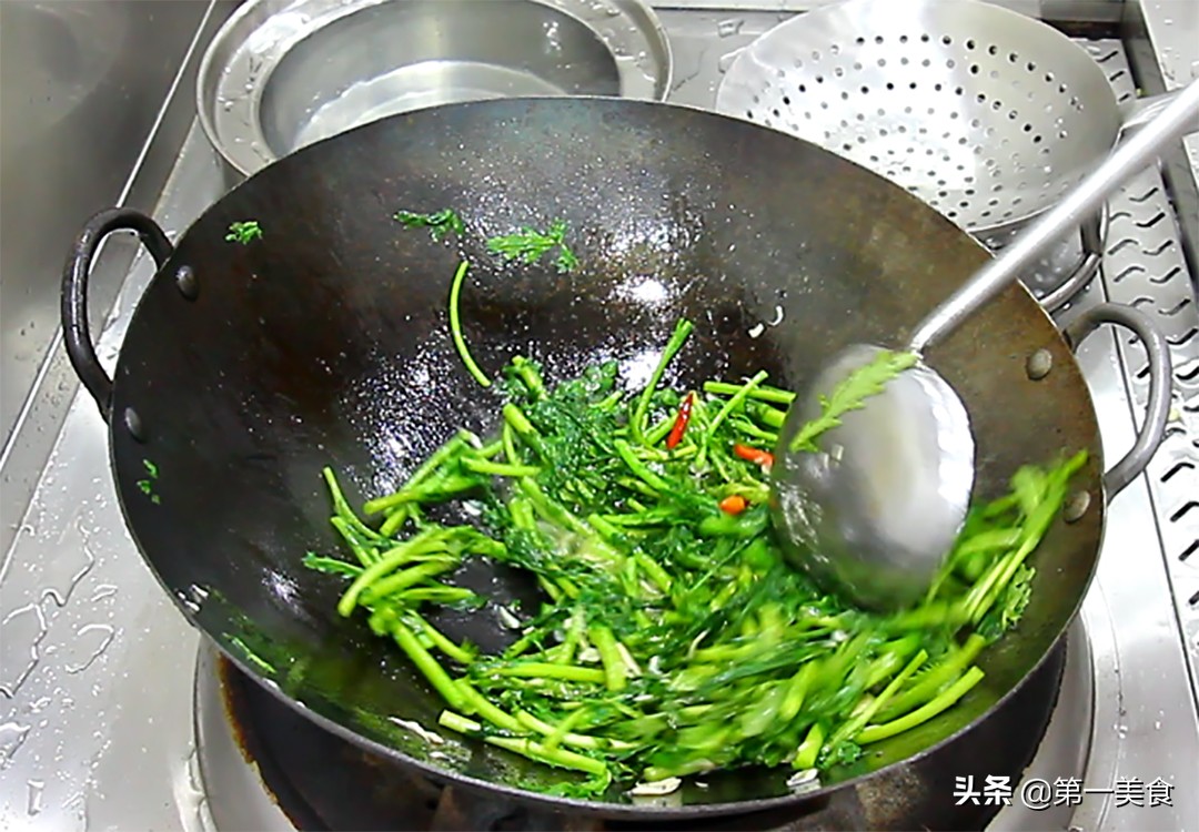 茼蒿炒的翠绿又不出水，其实很简单，看厨师长如何制作，一学就会
