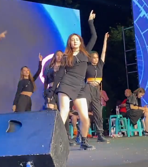 "王小蒙"毕畅商演领头跳舞,穿紧身裙腰间几层肉,双腿壮实白皙