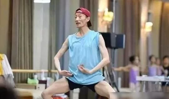 男版杨丽萍，为舞蹈终生未娶，如今生活不能自理，靠学生家长照顾