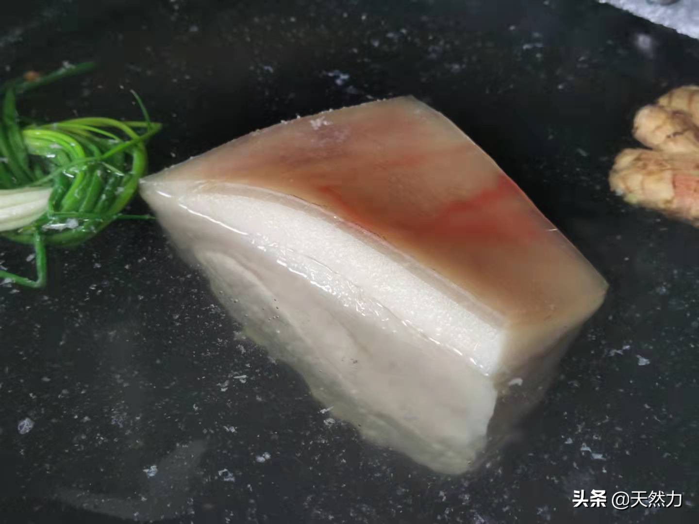 回锅肉怎么做才好吃？来看看传统的川菜做法，肥而不腻，真解馋