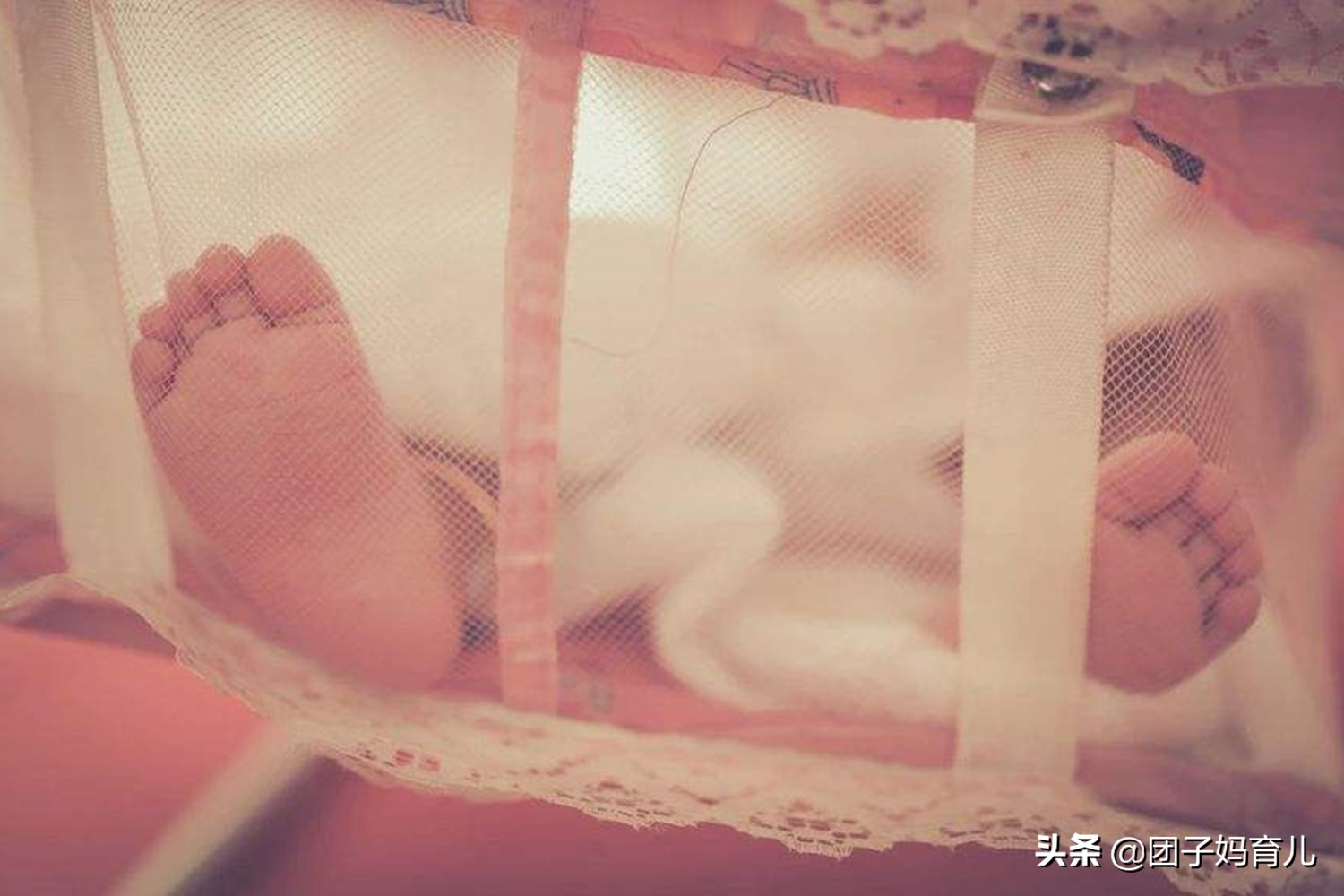 儿童护栏变“鸡肋”，宝宝从床上摔下，宝妈朋友圈痛批“拦不住”