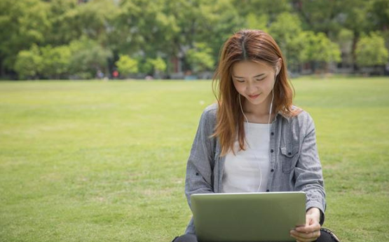 女大学生穿JK拍摄毕业照，被喷“有伤风化”，学生回怼有病就治