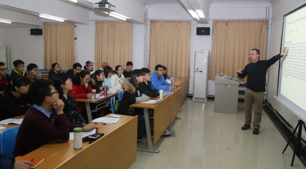 大学教师看着风光无限，其实并非如此，月薪5000且无编制才是常态