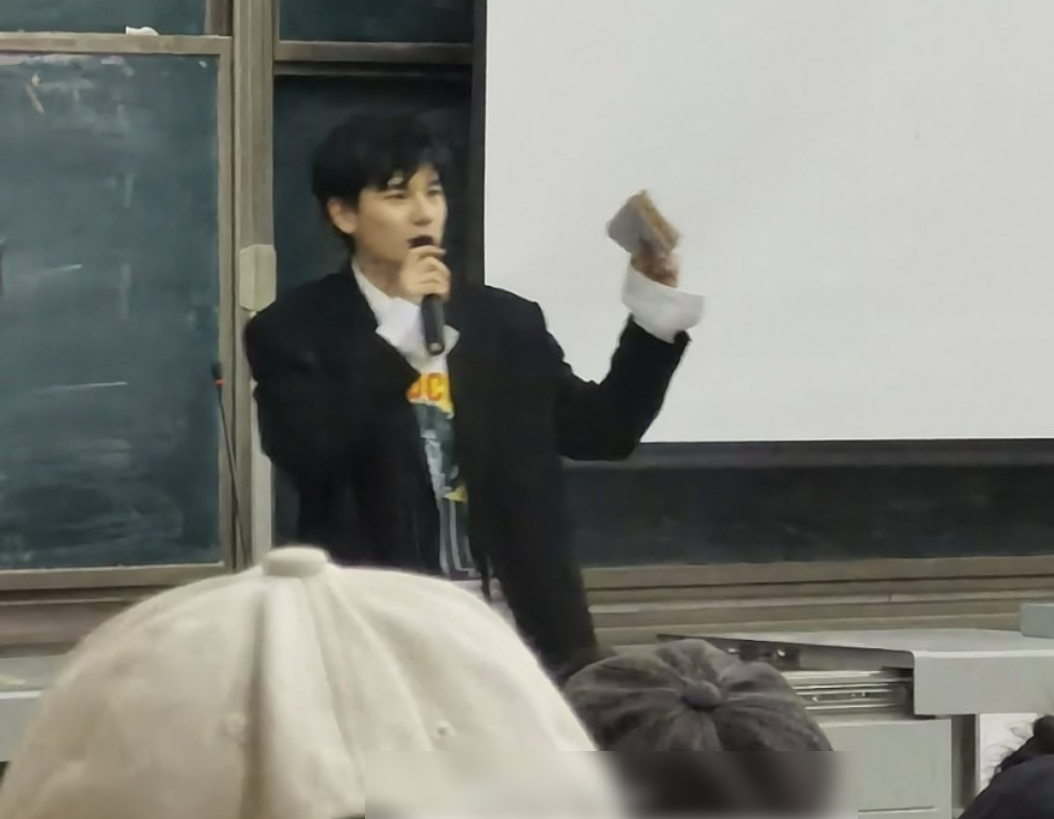 胡先煦现身大学被抓拍，失去了精修待遇，生图下的颜值令人吃惊