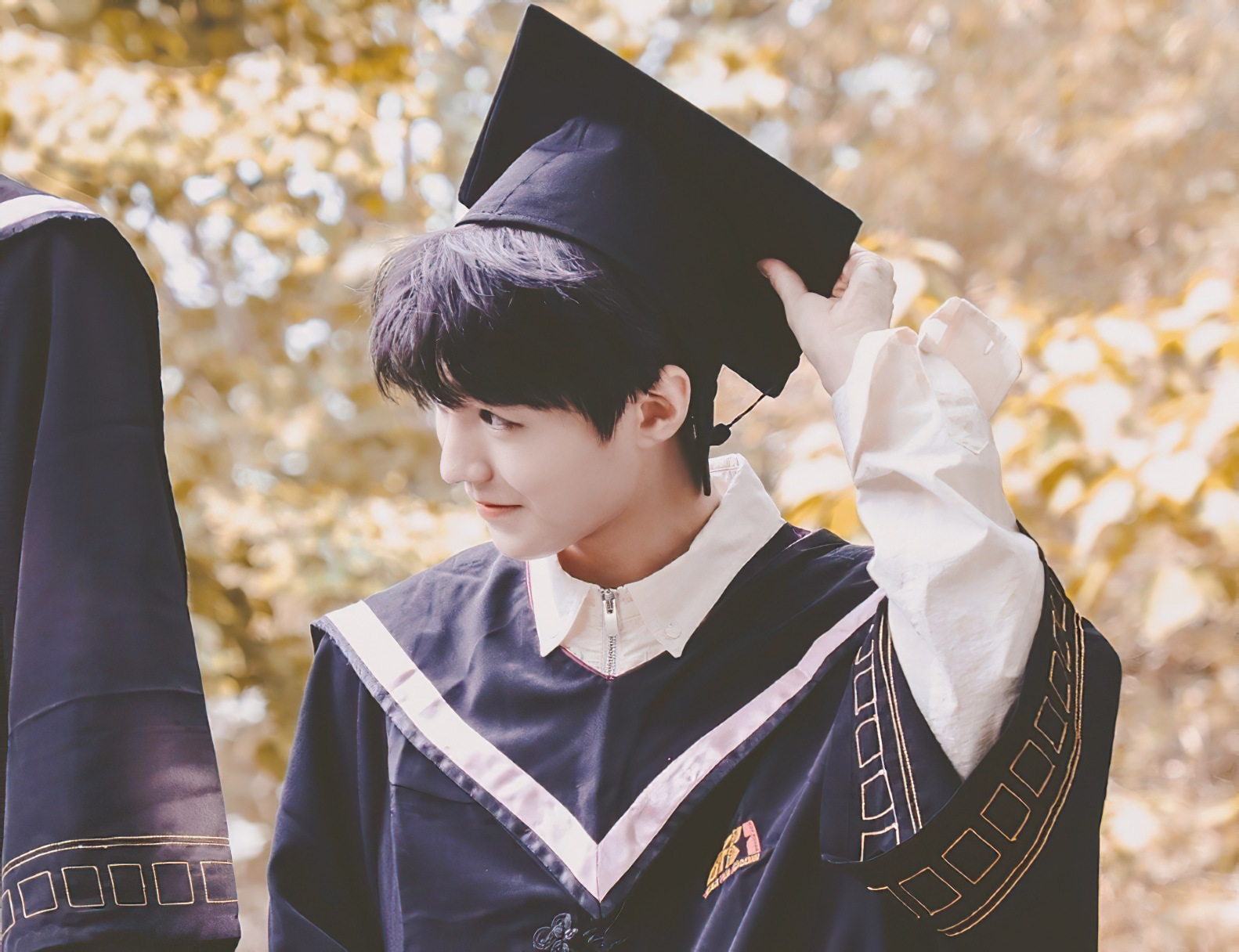 王俊凯的大学同学照片（王俊凯拍毕业照）