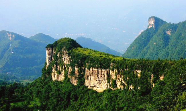 遵义仙人山,地处遵义市汇川区山盆镇高雄村,是大娄山山脉的主峰,海拔