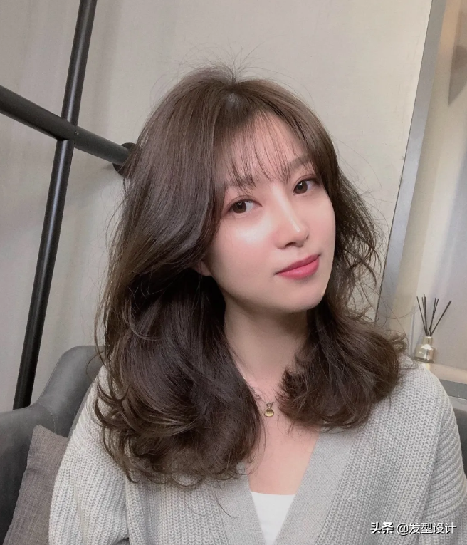 中长发发型看起来虽然难驾驭,但是其实超级减龄,瘦小脸,也是近期日韩