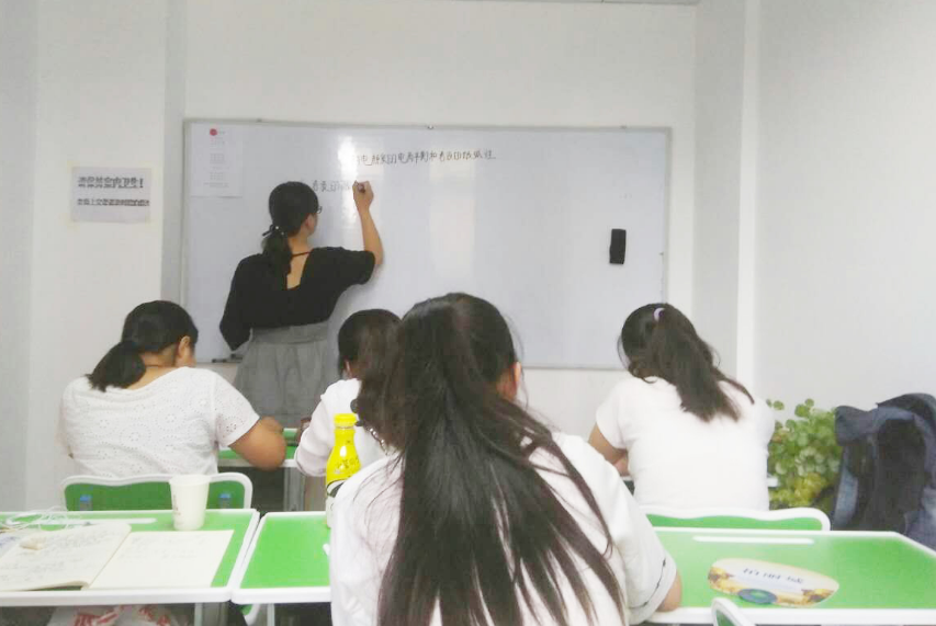 退休老师不能开补课班？老教师被人举报，教育部回应让人安心