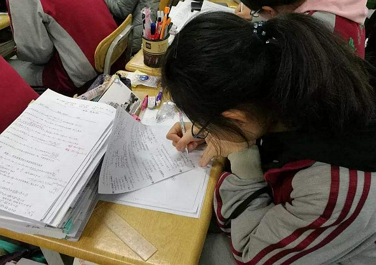 高考出现的“神仙卷面”惊艳众人，阅卷老师感慨：看了舍不得扣分