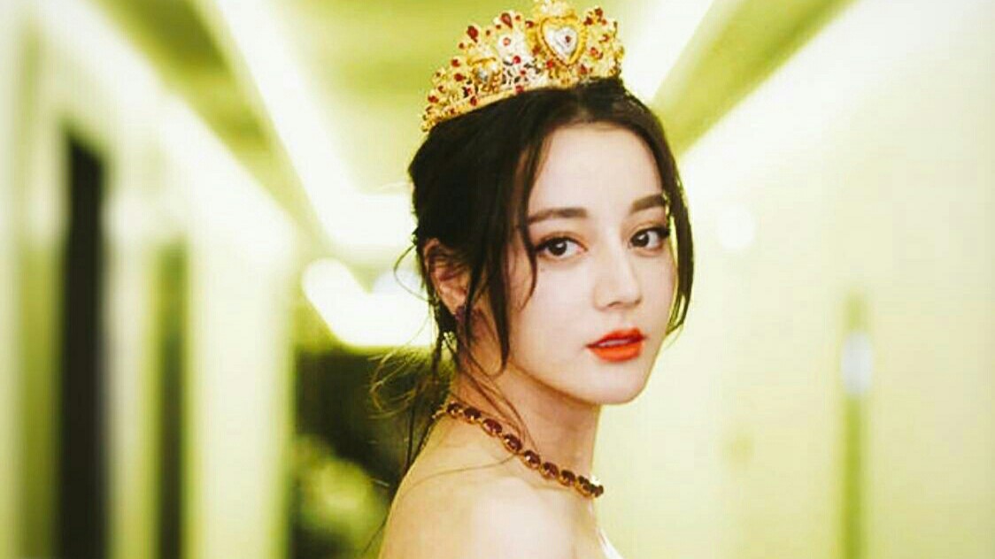 四金影后“迪丽热巴”，与她背后的绯言绯语