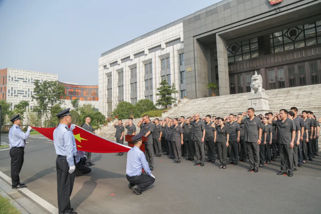 献礼国庆 | 南浔法院举行升国旗暨宪法宣誓仪式