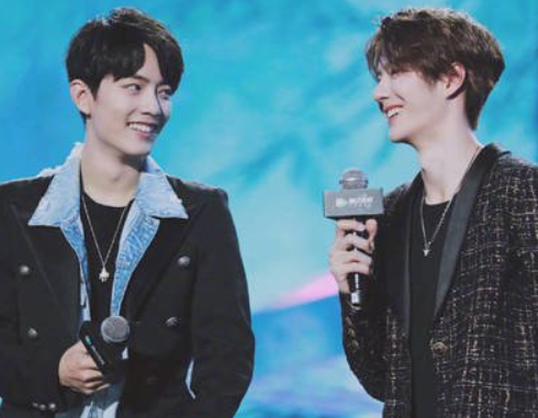 从普通人一跃成为当红流量小生，肖战的成功离不开她的支持，祝福