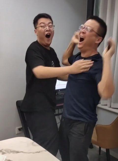 四川考生高考689分，父子二人高兴拥抱，网友却调侃二人样貌