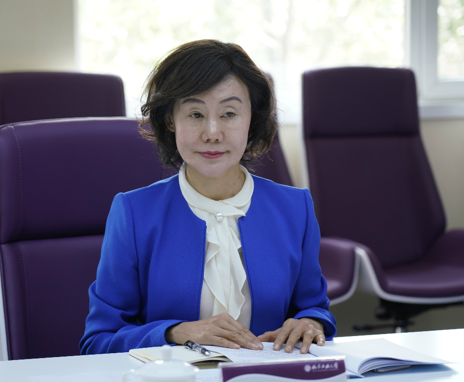 明明是重点大学校长，教师生活令人钦羡，却自毁前途只为容颜