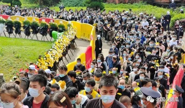 夫人坐轮椅泪别袁隆平:那个宠了她一辈子的人,永远地走了!