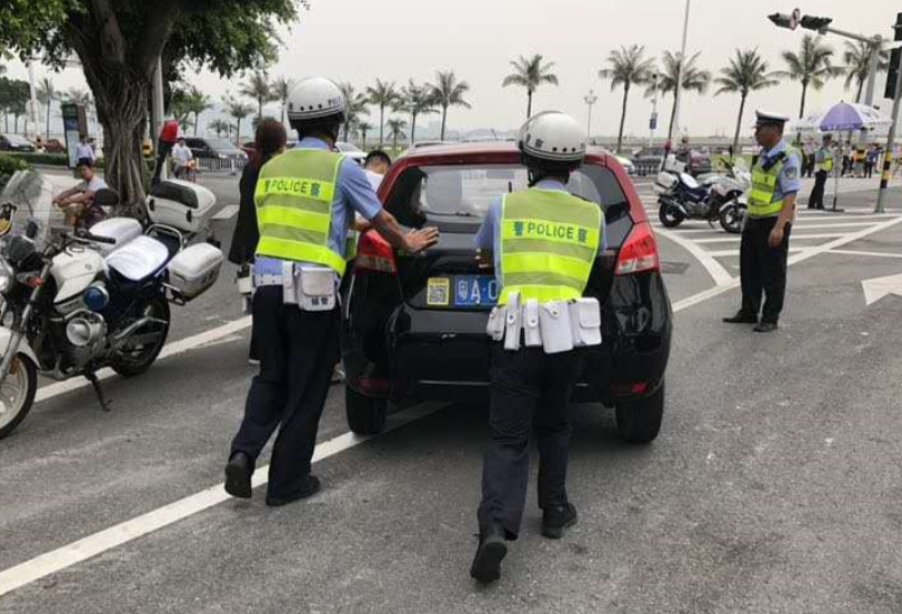 爆胎是常见问题，却有八成司机不会换胎！珠海帅气交警三分钟教会你！
