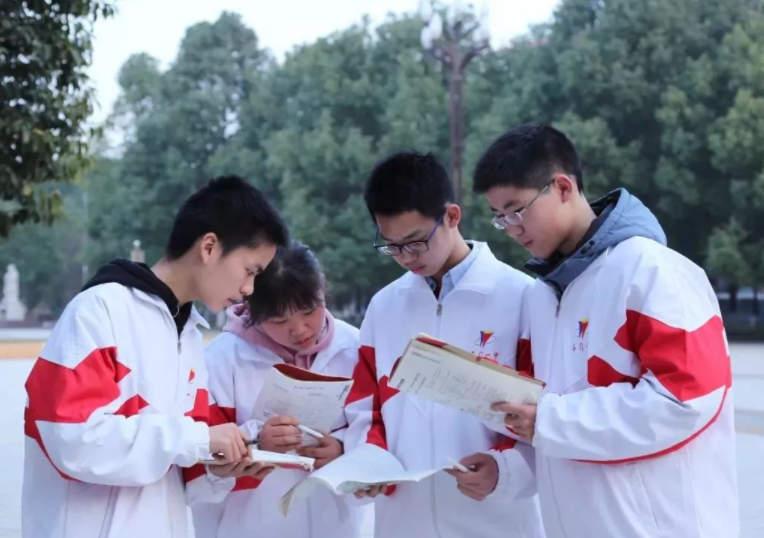 湖南一所县中学成为“黑马”，本科上线率98.8%，高考成绩很亮眼