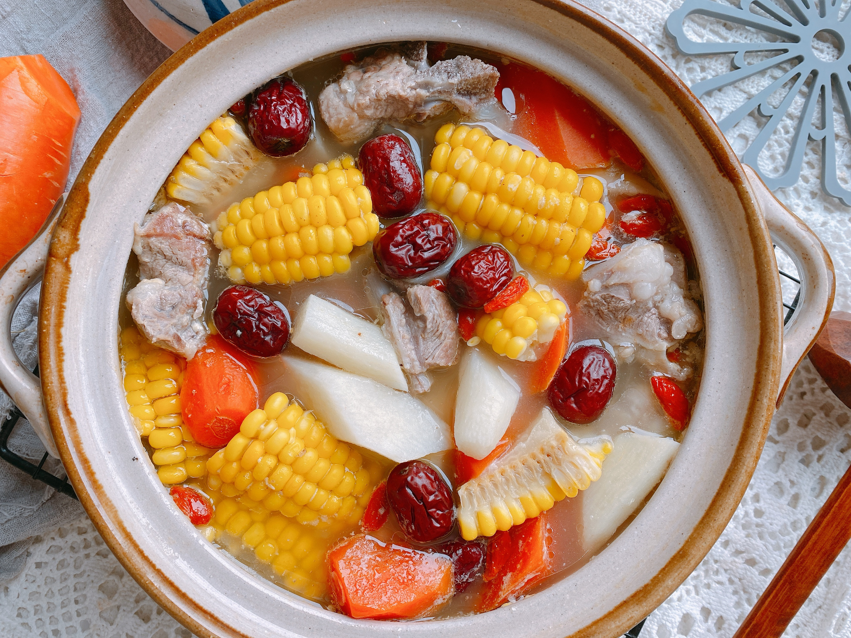 排骨汤是最家常的一种美食,尤其是冬天,来上一锅热乎乎的排骨汤,不仅