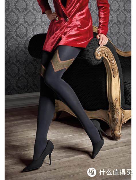美腿很长，要忍一下？不忍了！名牌丝袜买买买，美腿秀出来