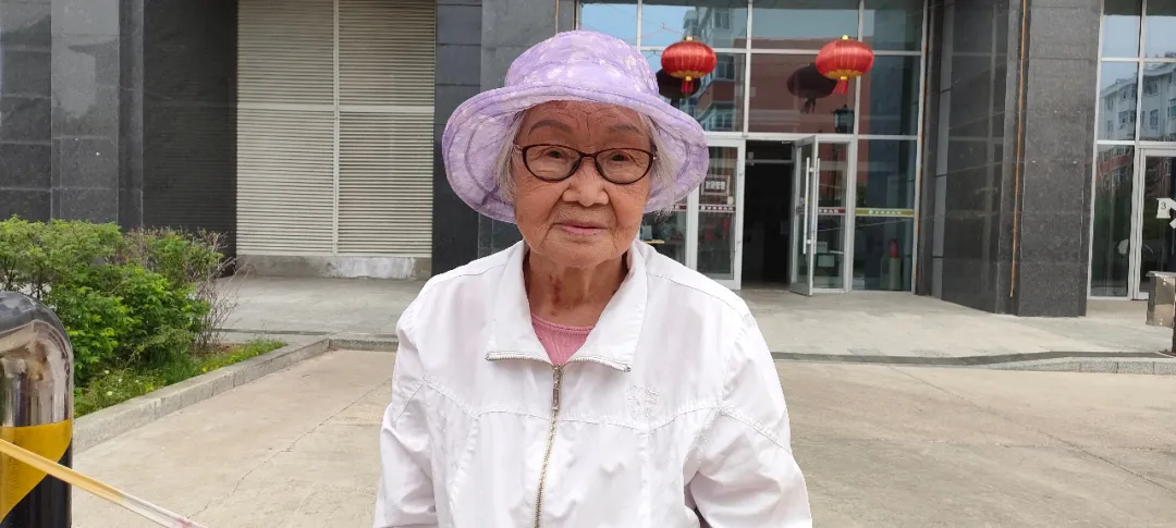新中国第一代女拖拉机手:当初开荒时,狼就跟在后面捡老鼠吃