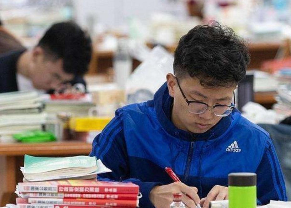 她是“高考成绩”最高的明星？621分傲视群雄，美貌与才华并存