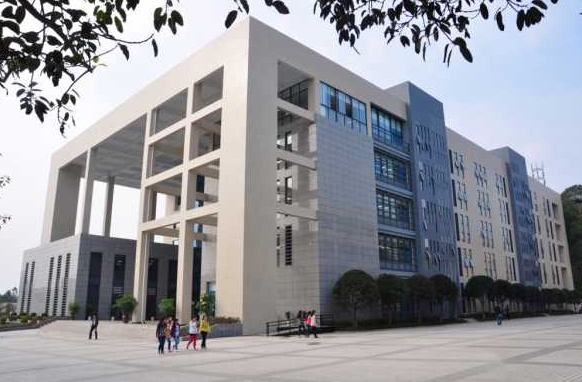 四川曾备受嫌弃的大学，如今扬眉吐气，完美逆袭后让考生高攀不起