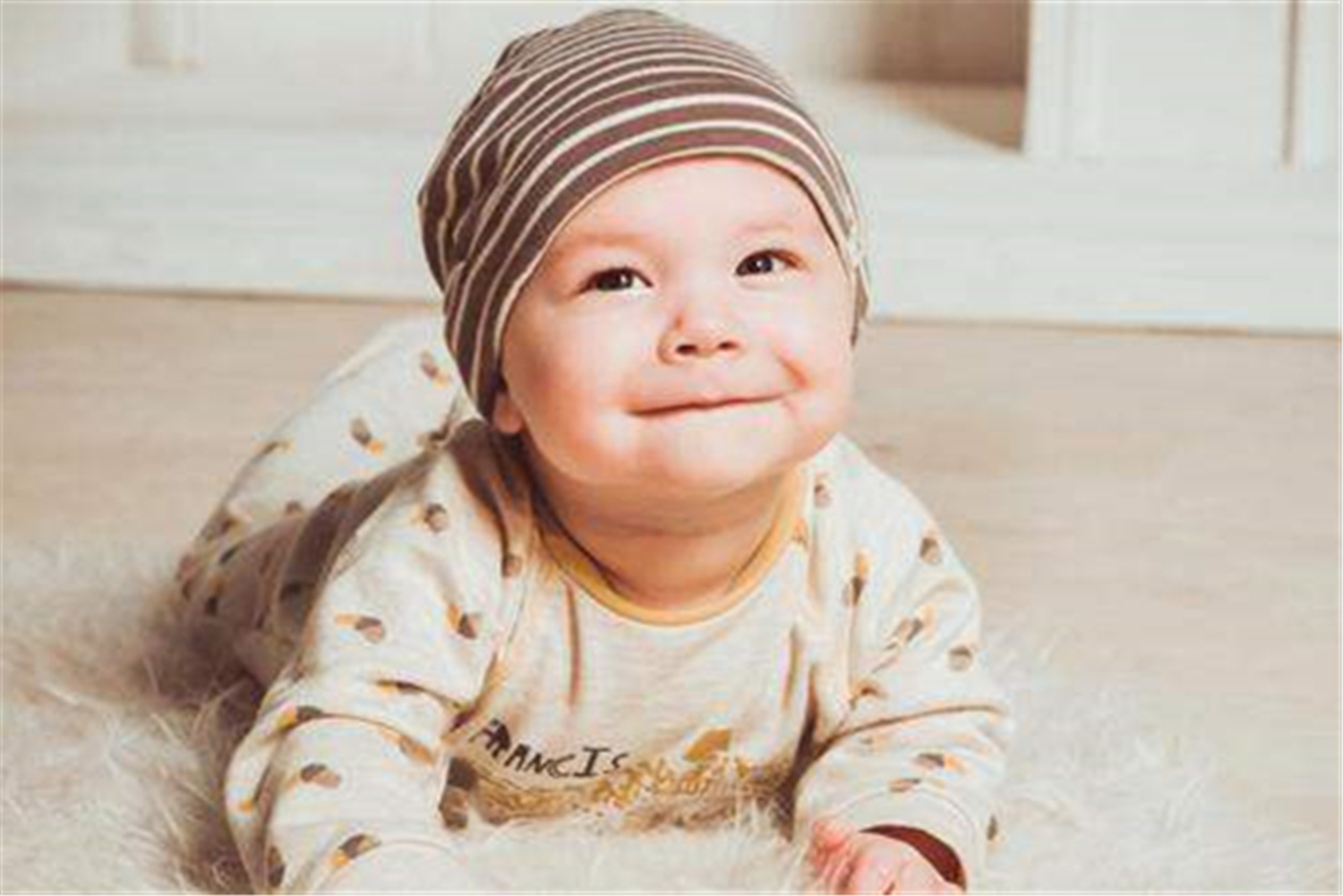 婴儿竖抱就不哭（为什么两个月宝宝横抱哭竖抱笑）-幼儿百科-魔术铺