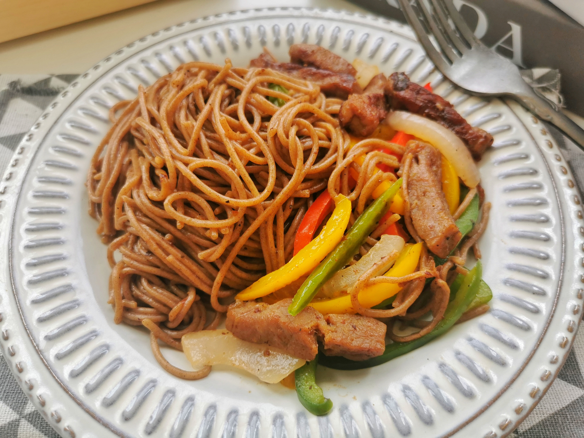 夏季怕胖多吃荞麦面条，煮一煮拌一拌，低脂饱腹，搭配牛排超解馋