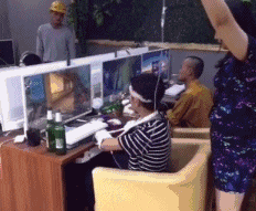 搞笑GIF开心一刻：椅子很实用，在后备箱放一个，以备不时之需