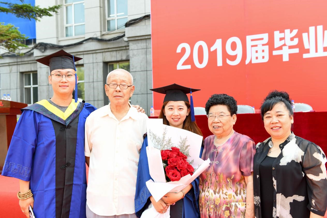 吉林化工学院毕业典礼现场求婚成功，亲友齐聚送祝福